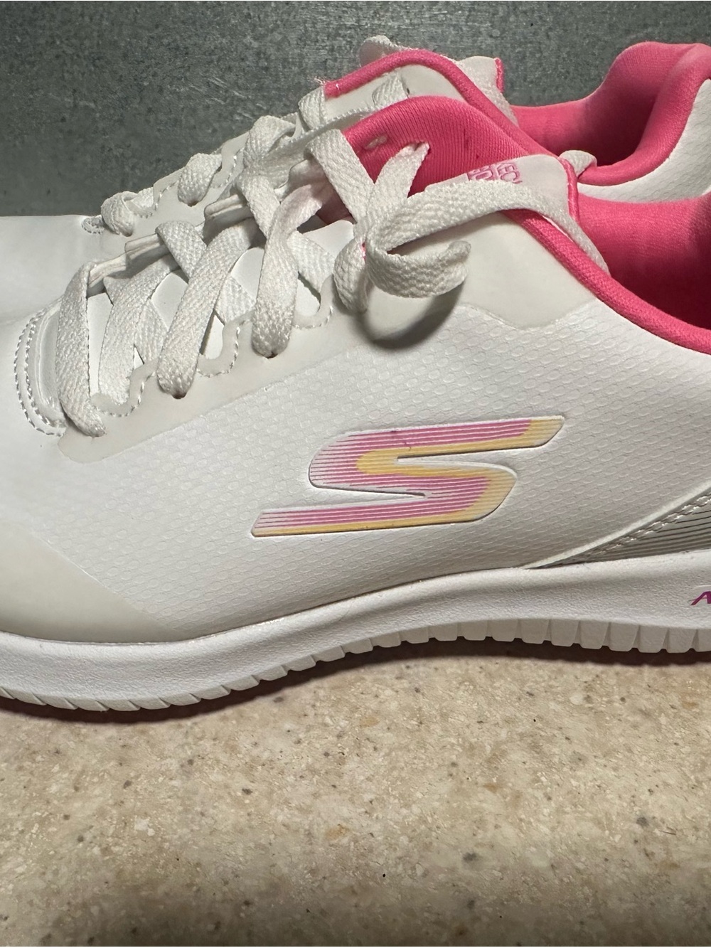 NEW Skechers GOLF Sz 7 White Sneakers with Pink & Yellow Logo Accents